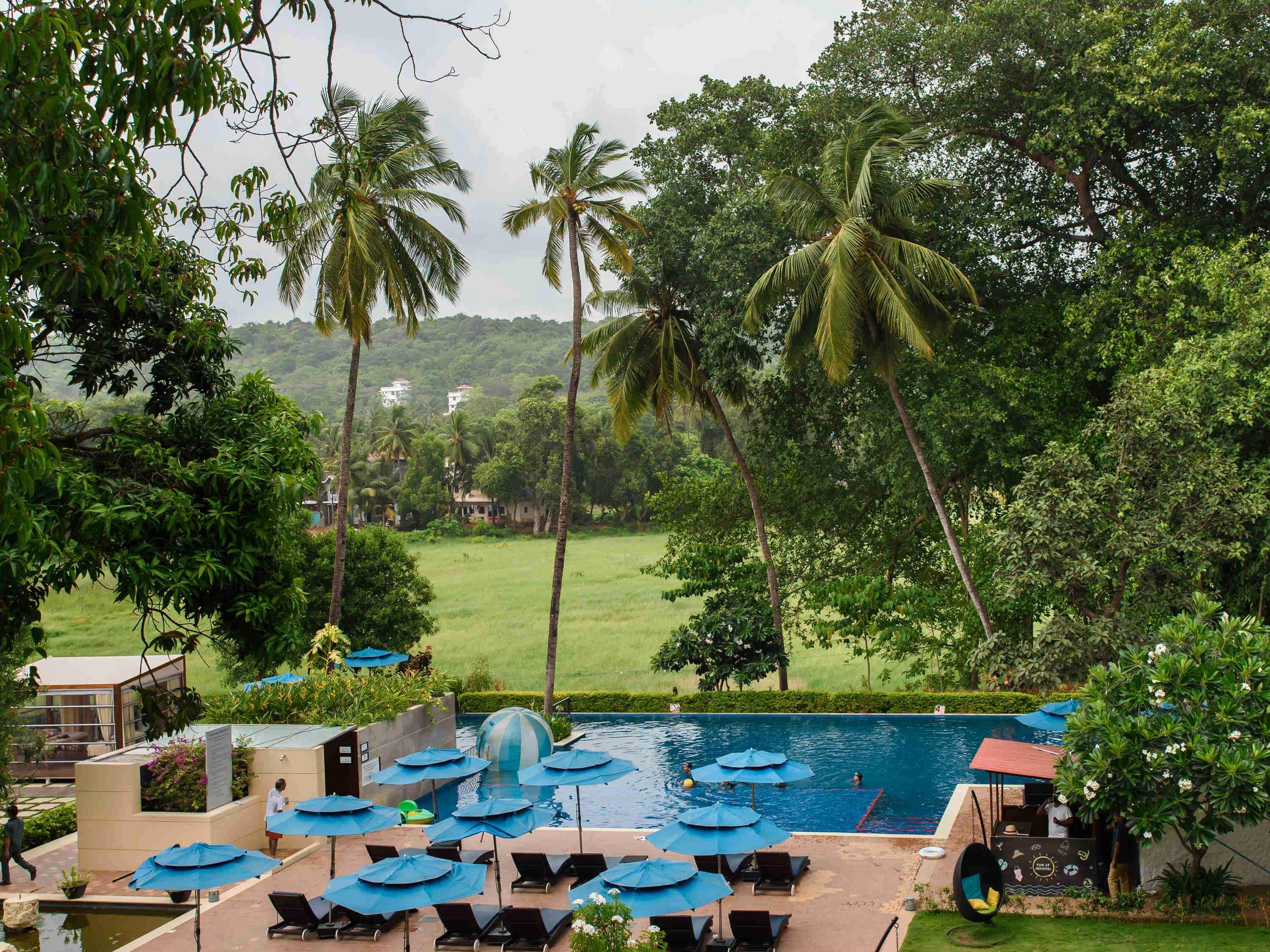 Novotel Goa Resort & Spa Candolim Exterior foto The pool at the Taj Bengal