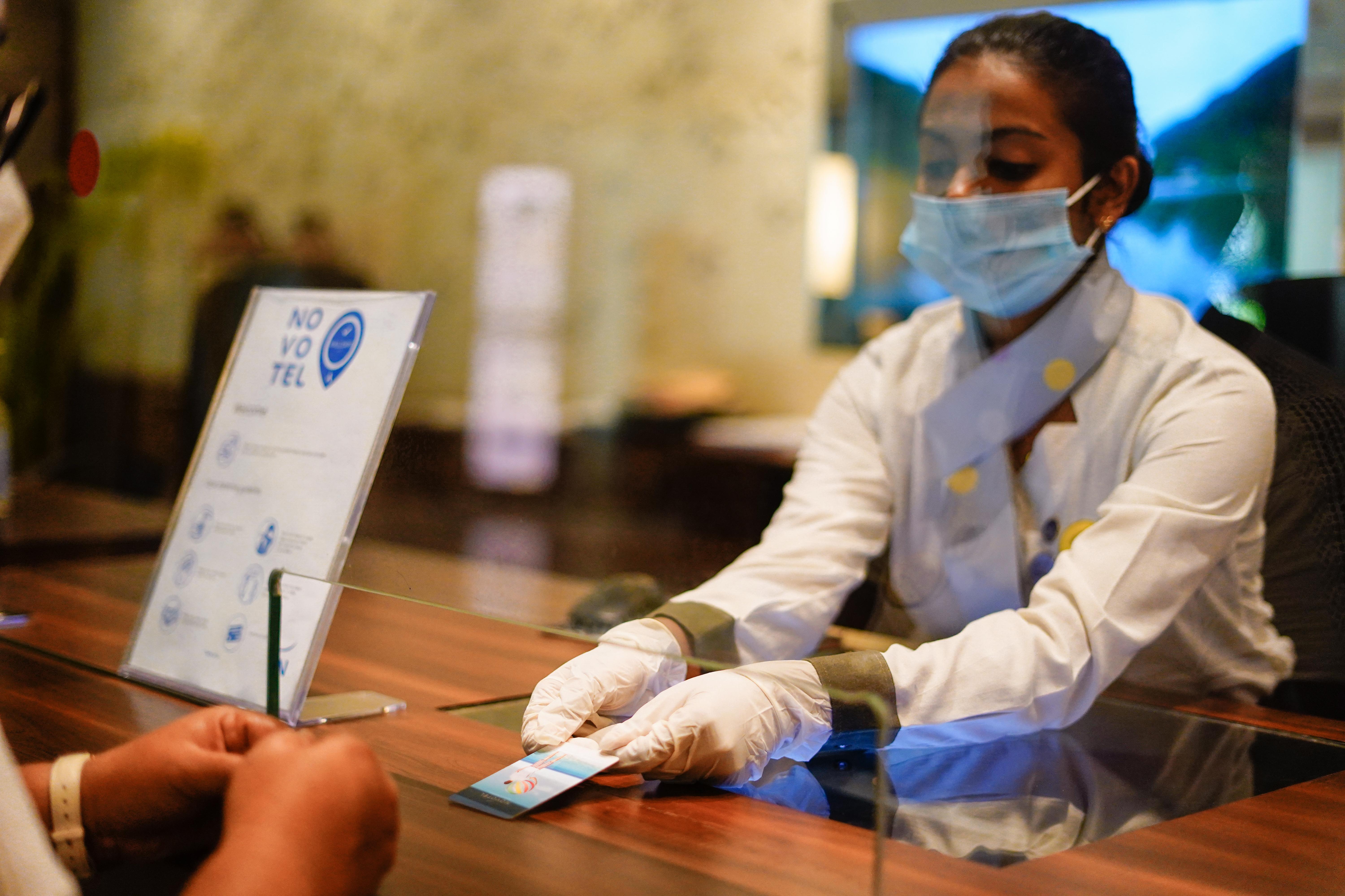 Novotel Goa Resort & Spa Candolim Exterior foto A hotel employee wearing a face mask and gloves